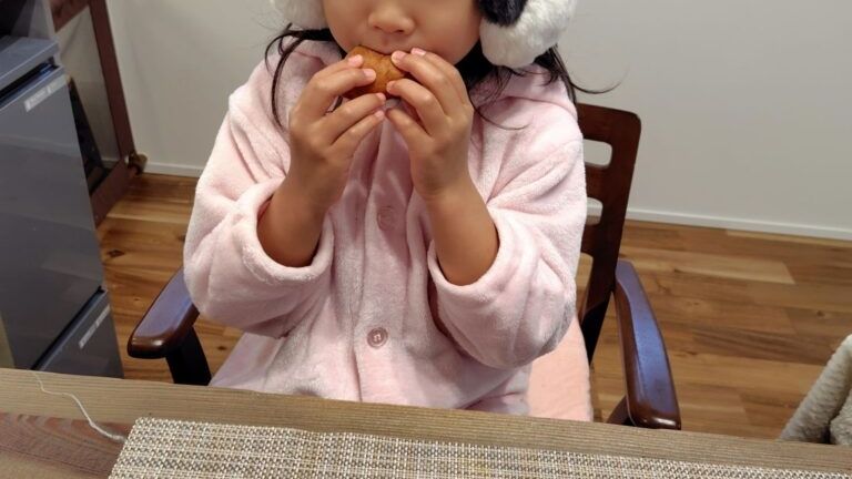 ベースブレッドを食べる子どもの写真